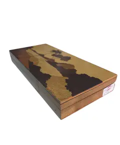 Foto de um(a) Porta-Selos em Madeira com Marchetaria Fina – Trabalho Artesanal, da categoria de Cestos e Caixas. Uma peça de requinte para os amantes da filatelia e da marcenaria clássica. Este porta-selos apresenta um minucioso trabalho... Vendido no marketplace Trésors.