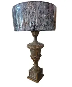 Foto de um(a) Abajur Rústico Madeira Entalhada - Arte e Aconchego, da categoria de Abajures. Traga a natureza para dentro de casa. Nosso abajur entalhado valoriza os veios naturais da madeira, proporcionando uma... Vendido no marketplace Trésors.