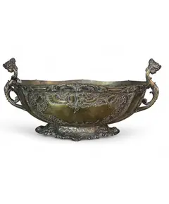 Foto de um(a) Raro Centro de Mesa Fernando Alves, da categoria de Centro de mesa. Detentor de uma elegância que atravessa gerações, este centro de mesa português é uma peça centenária de extrema... Vendido no marketplace Trésors.