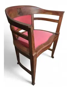 Foto de um(a) Rara Poltrona Centenária – Relíquia do Mobiliário Brasileiro, da categoria de Poltronas. Uma oportunidade única para possuir um pedaço da história. Esta poltrona exibe a tonalidade profunda e os veios únicos que... Vendido no marketplace Trésors.