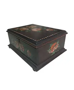 Foto de um(a) Caixa de Madeira Decorada à Mão – Floral Rústico e Delicado, da categoria de Porta-Jóias. Adicione um toque de acolhimento ao seu ambiente com esta caixa de madeira artesanal. A tampa apresenta uma pintura floral... Vendido no marketplace Trésors.