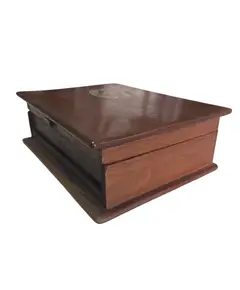 Foto de um(a) Antiga Caixa de Charutos Dannemann – São Félix, Bahia (Relíquia), da categoria de Caixas e estojos para charutos. Um item indispensável para colecionadores e apreciadores da cultura do tabaco. Esta caixa original da Companhia de Charutos... Vendido no marketplace Trésors.