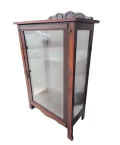 Foto de um(a) Cristaleira Pequena Ritzmann, da categoria de Cristaleiras. Adicione um toque de sofisticação à sua sala de jantar ou estar com esta belíssima cristaleira da renomada Móveis Ritzmann.... Vendido no marketplace Trésors.