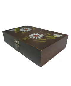 Foto de um(a) Caixa de Joias em Madeira – Detalhes Florais na Tampa, da categoria de Porta-Jóias. Guarde seus tesouros com a delicadeza que eles merecem. Esta caixa de joias em madeira maciça apresenta um acabamento... Vendido no marketplace Trésors.