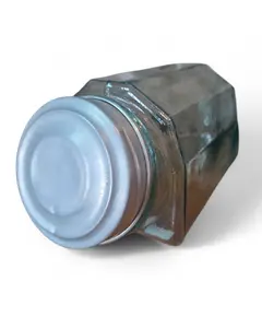 Foto de um(a) Baleiro de Vidro, da categoria de Garrafas, potes e jarros. Resgate as memórias da infância com este baleiro clássico. Com design transparente que valoriza as cores dos doces, ele é... Vendido no marketplace Trésors.