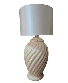 Foto de um(a) Abajur em Porcelana – Elegância Clássica e Brilho Acetinado, da categoria de Abajures. Adicione um toque de nobreza ao seu décor com este abajur em porcelana de alta qualidade. Com acabamento impecável e brilho... Vendido no marketplace Trésors.