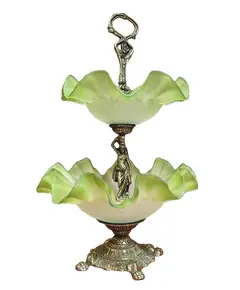 Foto de um(a) Fruteira/Centro de Mesa em bronze e vidro acetinado, da categoria de Fruteiras. Magnífica fruteira/centro de mesa em bronze maciço e vidro acetinado verde. Mede: 30x30x47cm de altura. Vendido no marketplace Trésors.