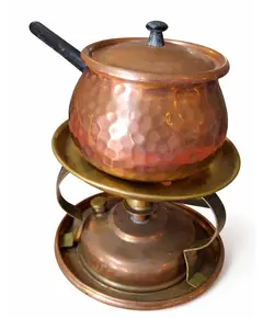Foto de um(a) Rechand Fondue Cobre Completo, da categoria de Panelas. Aparelho de fondue clássico, completo e com acabamento em cobre martelado. Ideal para quem busca elegância e eficiência na... Vendido no marketplace Trésors.