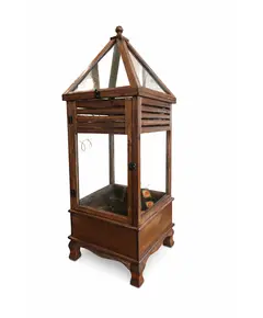 Foto de um(a) Lanterna antiga em madeira e vidro, da categoria de Floreira de parede. Lanterna antiga confeccionada em madeira e vidro. Peça de grandes dimensões, com presença marcante. Muito utilizada na... Vendido no marketplace Trésors.