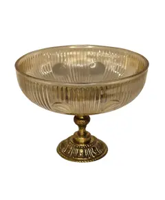 Foto de um(a) Centro de Mesa Exclusivo: Bronze Maciço e Cristal Âmbar Artístico, da categoria de Centro de mesa. Uma peça de presença que redefine a elegância da sua sala de jantar. Este centro de mesa combina a robustez e o brilho... Vendido no marketplace Trésors.