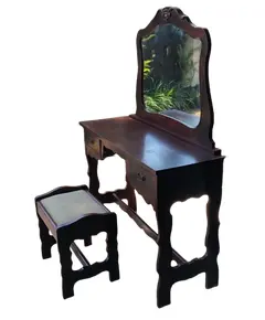 Foto de um(a) Penteadeira colonial em imbuia maciça, da categoria de Penteadeiras. Linda penteadeira colonial em imbuia maciça com banquinho. Vendido no marketplace Trésors.