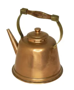 Foto de um(a) Chaleira de Cobre Antiga Com Alça de Madeira, da categoria de Panelas. Peça clássica de coleção com design atemporal, perfeita para decoração de cozinhas rústicas, espaços gourmet ou para uso em... Vendido no marketplace Trésors.