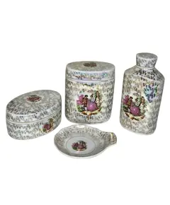 Foto de um(a) Jogo de Banheiro em Porcelana Esmaltada – Cenas Galantes de Época, da categoria de Acessórios para banheiro. Adicione um toque de nobreza ao seu lavabo com este requintado kit em porcelana esmaltada. Decorado com delicadas cenas... Vendido no marketplace Trésors.
