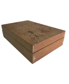 Foto de um(a) Caixa para Joias em Madeira com Estampa de Borboletas, da categoria de Porta-Jóias. Organize suas joias com praticidade nesta linda caixa de madeira. A tampa decorada com borboletas confere um visual alegre e... Vendido no marketplace Trésors.