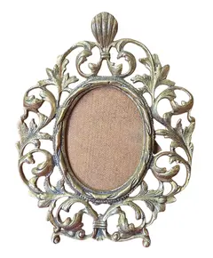 Foto de um(a) Porta-Retrato em bronze, da categoria de Porta retratos. Adicione um toque de suntuosidade à sua decoração com este porta-retrato em bronze maciço. Com moldura ricamente trabalhada... Vendido no marketplace Trésors.