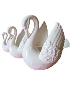 Foto de um(a) Trio de Cachepots Cisnes em Porcelana Branca Esmaltada - Luxo e Sofisticação, da categoria de Cachepot. Adicione um toque de serenidade e elegância clássica ao seu ambiente com este magnífico trio de cachepots em formato de... Vendido no marketplace Trésors.