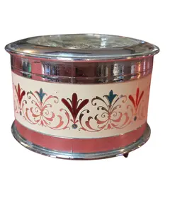 Foto de um(a) Caixa de Música, da categoria de Cestos e Caixas. Uma joia para os olhos e ouvidos. Esta caixa de música apresenta um trabalho primoroso de gravação floral, onde cada pétala... Vendido no marketplace Trésors.