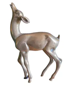 Foto de um(a) Sentinela da Floresta: Estatueta de Veado em Bronze Maciço, da categoria de Escultura. Uma peça que remete às grandes esculturas de jardim europeias, agora em escala decorativa. Este veado de bronze apresenta um... Vendido no marketplace Trésors.