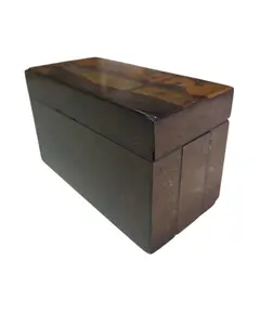 Foto de um(a) Porta-Cigarreira em Marchetaria – Paisagem de Araucárias em Madeira Nobre, da categoria de Cigarreiras e piteiras. Uma verdadeira obra de arte em miniatura. Este porta-cigarreira apresenta um trabalho primoroso de marchetaria, retratando a... Vendido no marketplace Trésors.