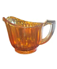 Foto de um(a) Cremeira Carnival Glass Vintage, da categoria de Cremeiras. Adicione um toque de sofisticação e nostalgia ao seu café da tarde. Esta cremeira em estilo Carnival Glass é uma peça que... Vendido no marketplace Trésors.