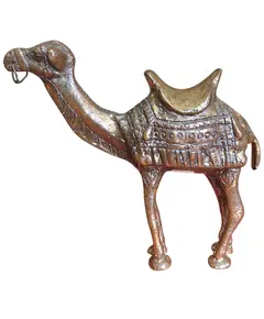 Foto de um(a) O Viajante do Deserto: Escultura de Camelo em Bronze, da categoria de Escultura. Esta imponente escultura em bronze captura a essência da resiliência e da paciência. Representando o camelo em uma postura... Vendido no marketplace Trésors.