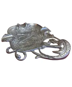Foto de um(a) Cinzeiro Dragão em Metal Prateado, da categoria de Cinzeiros. Apresentamos um refinado cinzeiro de coleção, produzido em metal com acabamento oxidado. A peça destaca-se pela sua... Vendido no marketplace Trésors.