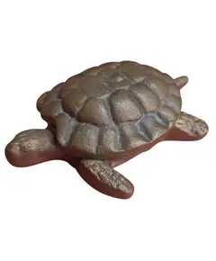 Foto de um(a) Cinzeiro Marinho: Tartaruga em Bronze, da categoria de Cinzeiros. Inspirada na longevidade e resistência das tartarugas marinhas, esta peça decorativa em bronze é um item de destaque para... Vendido no marketplace Trésors.