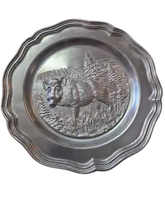 Foto de um(a) Prato Decorativo Alemão Rein Zinn – Estanho Puro Colecionável, da categoria de Pratos Decorativos. Adicione um toque de história alemã à sua decoração com este prato em estanho puro (Rein Zinn). Esta peça vintage destaca-se... Vendido no marketplace Trésors.