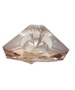 Foto de um(a) Cinzeiro Cristal - Triangulo, da categoria de Cinzeiros. O ápice da elegância funcional. Este cinzeiro é esculpido em cristal de alta transparência, apresentando lapidações... Vendido no marketplace Trésors.