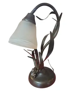 Foto de um(a) Abajur Art Nouveau em Latão Maciço – Elegância Orgânica e Design Atemporal, da categoria de Abajures. Ilumine seu ambiente com a maestria do movimento Art Nouveau. Este abajur em latão polido celebra a harmonia entre a... Vendido no marketplace Trésors.