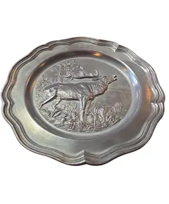 Foto de um(a) Prato Decorativo Alemão Rein Zinn – Estanho Puro Colecionável, da categoria de Pratos Decorativos. Adicione um toque de história alemã à sua decoração com este prato em estanho puro (Rein Zinn). Esta peça vintage destaca-se... Vendido no marketplace Trésors.