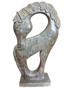Foto de um(a) Coração da Terra: Cavalo Esculpido em Pedra-Sabão Natural, da categoria de Escultura. Esta peça é uma celebração do artesanato autêntico. Esculpida em pedra-sabão, a escultura destaca-se pela sua textura... Vendido no marketplace Trésors.