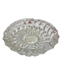 Foto de um(a) Cinzeiro Cristal Margot, da categoria de Cinzeiros. O ápice da elegância funcional. Este cinzeiro é esculpido em cristal de alta transparência, apresentando lapidações... Vendido no marketplace Trésors.