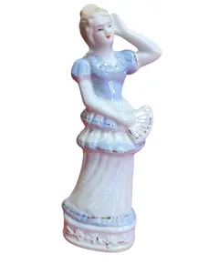 Foto de um(a) Biscuit Figura Feminina em Porcelana, da categoria de Modelos e estatuetas. Magnífica figura feminina em porcelana biscuit, caracterizada pelo acabamento fosco e toque aveludado que realça a riqueza... Vendido no marketplace Trésors.