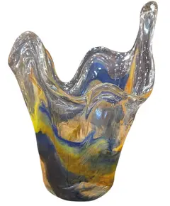 Foto de um(a) Vaso Murano Colorido, da categoria de Vasos. Cada curva deste vaso conta uma história de fogo e sopro. Vendido no marketplace Trésors.