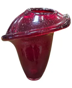 Foto de um(a) Vaso Murano Vermelho, da categoria de Vasos. Cada curva deste vaso conta uma história de fogo e sopro. Feito artesanalmente, este Murano carrega a alma da tradição... Vendido no marketplace Trésors.