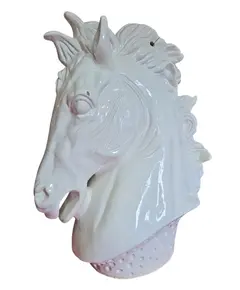 Foto de um(a) Garanhão em Porcelana Esmaltada, da categoria de Escultura. Escultura em porcelana fina com acabamento em esmalte de alto brilho. A técnica de esmaltação a altas temperaturas garante... Vendido no marketplace Trésors.