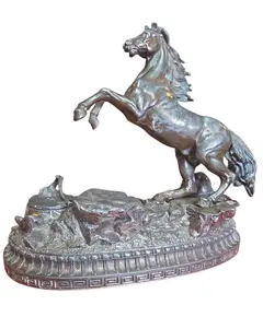 Foto de um(a) Tinteiro de Mesa Monumental: Escultura de Cavalo em Prata 90, da categoria de Escultura. Uma peça rara que une funcionalidade e arte escultural. Este tinteiro de mesa é encimado por uma figura de cavalo... Vendido no marketplace Trésors.
