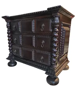 Foto de um(a) Móvel Manuelino em Jacarandá e Bronze, da categoria de Cômodas e Sapateira. Exuberante móvel Manuelino, uma verdadeira obra de arte da marcenaria clássica. Confeccionado inteiramente em Jacarandá... Vendido no marketplace Trésors.