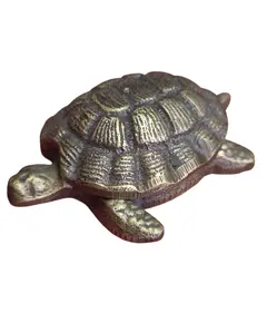 Foto de um(a) Cinzeiro Marinho: Tartaruga em Bronze, da categoria de Cinzeiros. Inspirada na longevidade e resistência das tartarugas marinhas, esta peça decorativa em bronze é um item de destaque para... Vendido no marketplace Trésors.