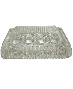 Foto de um(a) Cinzeiro Cristal Ruby, da categoria de Cinzeiros. O ápice da elegância funcional. Este cinzeiro é esculpido em cristal de alta transparência, apresentando lapidações... Vendido no marketplace Trésors.