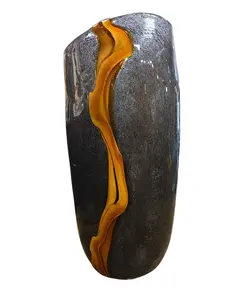 Foto de um(a) Vaso Murano Preto Rajado, da categoria de Vasos. Cada curva deste vaso conta uma história de fogo e sopro. Vendido no marketplace Trésors.