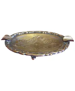 Foto de um(a) Cinzeiro Ornamentado em Metal, da categoria de Cinzeiros. Uma peça que exala sofisticação e história. Este cinzeiro oval em metal apresenta um rico trabalho de ornamentação, com... Vendido no marketplace Trésors.