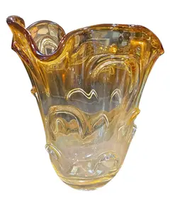 Foto de um(a) Vaso Murano Dourado, da categoria de Vasos. Cada curva deste vaso conta uma história de fogo e sopro. Feito artesanalmente, este Murano carrega a alma da tradição... Vendido no marketplace Trésors.