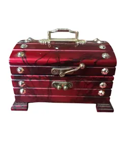 Foto de um(a) Caixa de Música Baú, da categoria de Cestos e Caixas. Onde as memórias são guardadas. Esta caixa de música, esculpida no clássico formato de baú, é um convite à nostalgia. Com... Vendido no marketplace Trésors.