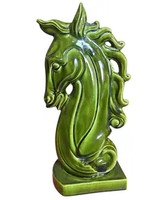 Foto de um(a) Escultura Contemporânea de Cavalo em Porcelana, da categoria de Escultura. Uma interpretação moderna que explora o contraste entre a força do animal e a fragilidade da cerâmica fina. Esta escultura... Vendido no marketplace Trésors.