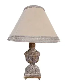 Foto de um(a) Abajur Barroco em Madeira Entalhada à Mão, da categoria de Abajures. Dois lindos abajures barrocos disponíveis. Peça que unem a robustez da madeira nobre à delicadeza do entalhe artesanal,... Vendido no marketplace Trésors.