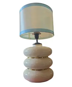 Foto de um(a) Abajur moderno em porcelana branca, da categoria de Abajures. Abajur versátil e elegante com base em porcelana trabalhada em relevo ondulado. Design funcional que combina com qualquer... Vendido no marketplace Trésors.