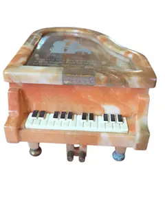 Foto de um(a) Caixa de Musica Piano, da categoria de Cestos e Caixas. maestria da música em miniatura. Esta caixa de música reproduz fielmente as linhas elegantes de um piano de cauda,... Vendido no marketplace Trésors.