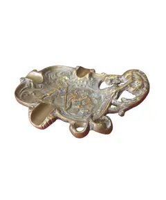 Foto de um(a) Cinzeiro Dragão em Bronze Maciço – Cena Clássica em Relevo, da categoria de Cinzeiros. Uma peça de colecionador que transborda história e elegância. Este cinzeiro em bronze maciço apresenta um detalhado trabalho... Vendido no marketplace Trésors.